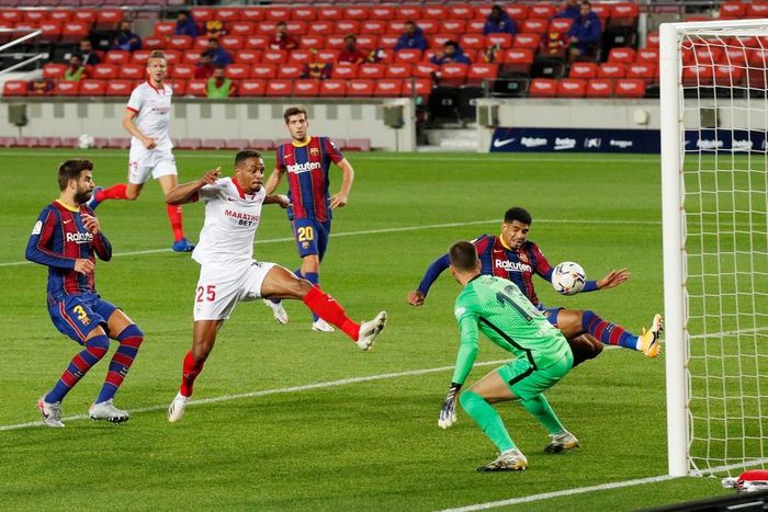 Sevilla chơi phòng ngự chắc chắn nhưng vẫn có thể tổ chức những tình huống pressing tầm cao khiến chủ nhà gặp khó khăn. Đội khách triển khai bóng nhiều sang hai biên để tận dụng tốc độ của Suso, Ocampos.
