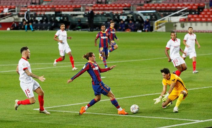 Barca gặp nhiều khó khăn trước lối chơi áp sát của Sevilla. Tuy nhiên, với khả năng sáng tạo của Messi, chủ nhà vẫn có thể tiếp cận khung thành đối thủ. Antoine Griezmann có ít nhất 2 cơ hội ngon ăn, nhưng tiền đạo người Pháp vẫn gây thất vọng với những cú dứt điểm chệch khung thành, hoặc bị đối thủ cản phá.