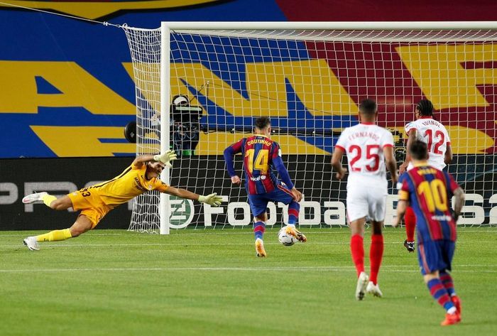 Lionel Messi thực hiện đường chuyền điểm rơi đến vị trí của Alba. Lão tướng Jesus Navas có tình huống xử lý lỗi để bóng vào chân Coutinho. Công việc của số 14 bên phía Barca chỉ là đệm bóng vào khung thành trống, đưa trận đấu trở lại vạch xuất phát.