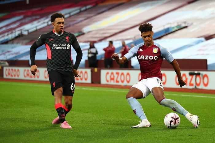  Alexander-Arnold liên tục hụt hơi trong các pha tranh chấp và thi đấu khó hiểu ở trận thua Aston Villa. Ảnh: Getty. 