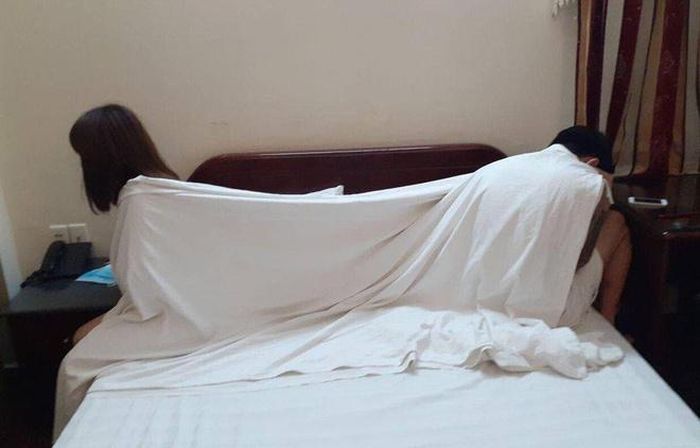 Cặp đôi bị bắt quả tang đang mua bán dâm. Ảnh: Công an cung cấp.