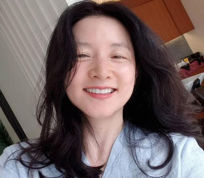  Tuy nhiên, khán giả xứ kim chi vẫn dành nhiều lời khen cho vẻ ngoài của Lee Young Ae. Báo Hàn mô tả cô là "vẻ đẹp vượt thời gian". Việc cô luôn tự tin để mặt mộc khi da bắt đầu lão hóa cũng nhận nhiều lời tán dương của dân mạng. 
