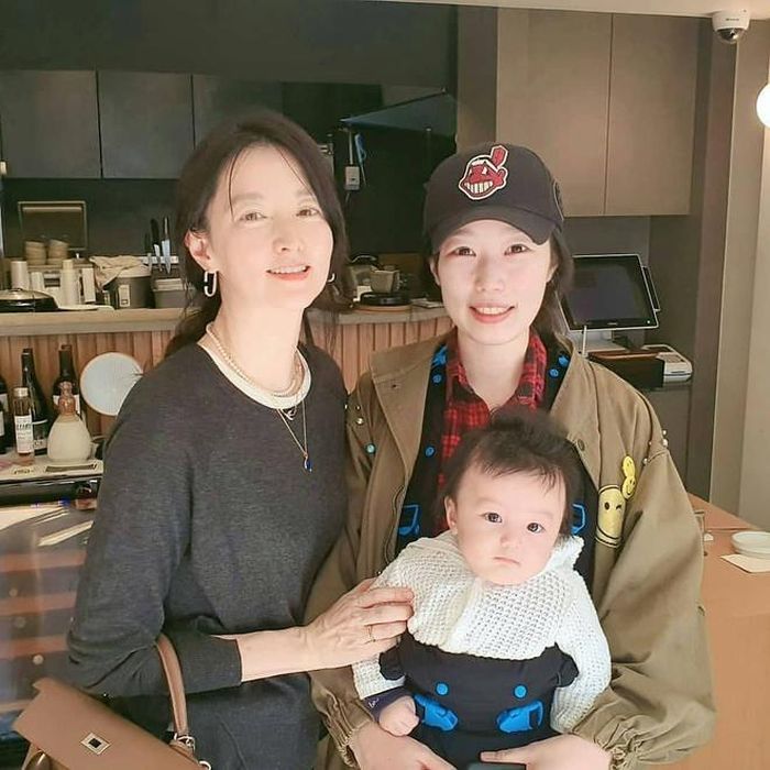  Trên trang cá nhân, Lee Young Ae cũng thường chia sẻ ảnh và video cho thấy nhan sắc thực của bản thân. Nhiều ý kiến cho rằng "nàng Dae Jang Geum" vẫn trẻ trung so với những phụ nữ cùng độ tuổi. Ngoài ra, dân mạng nhận xét minh tinh 49 tuổi càng lớn tuổi càng toát lên vẻ sang trọng, thanh lịch khó ai sánh được. 