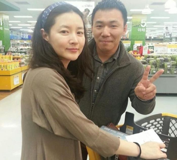  Trong cuộc sống đời thường, Lee Young Ae thường xuyên không trang điểm khi ra đường. Người hâm mộ từng bắt gặp cô đi mua sắm trong siêu thị trong trang phục giản dị, mặt để mộc hoàn toàn. Chủ nhân bức ảnh dành nhiều lời khen cho vẻ đẹp và sự thân thiện của Lee Young Ae. 