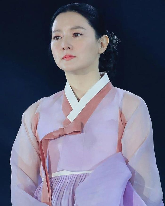 Lee Young Ae sinh năm 1971, bắt đầu đóng phim từ năm 1993 và được coi là một trong những minh tinh đẹp nhất lịch sử màn ảnh Hàn. Với siêu hit truyền hình Nàng Dae Jang Geum (2003), cô đã trở thành ngôi sao hàng đầu châu Á. Ở thời kỳ đỉnh cao sự nghiệp, nữ diễn viên quyết định nghỉ đóng phim để tập trung học cao học. Năm 2009, Lee Young Ae kết hôn với Jung Ho Young - doanh nhân hơn cô 20 tuổi. 
