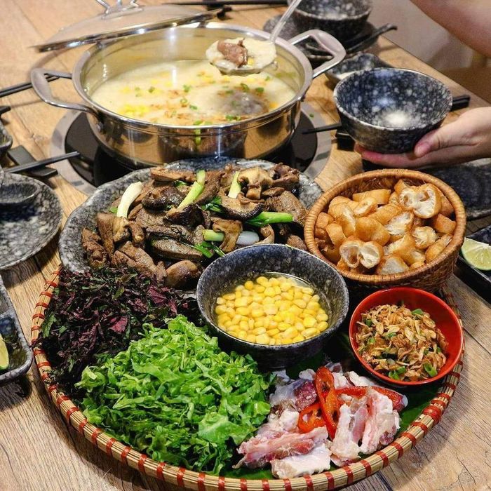  Lẩu cháo lòng phù hợp cho những bữa nhậu lai rai cùng bạn bè. Ảnh: gauamechan. 
