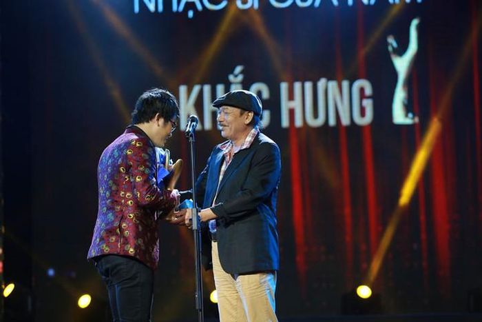 Nhạc sĩ Trần Tiến (bìa phải) trên sân khấu Lễ trao giải Âm nhạc Cống hiến của báo Thể thao &amp; Văn hóa (TTXVN)