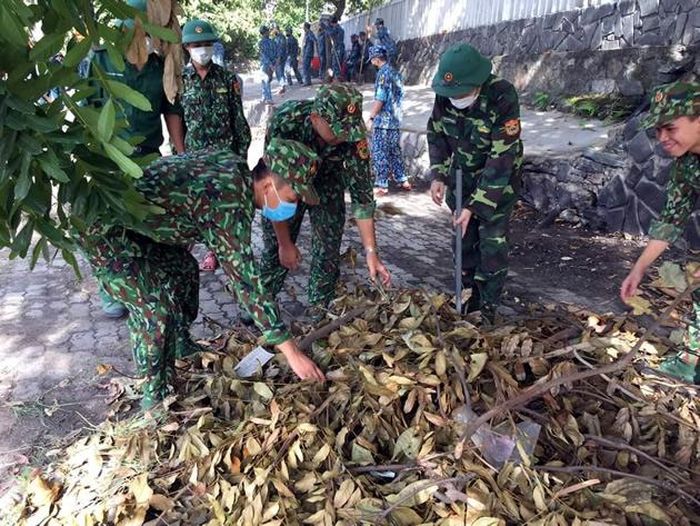 Trạm Biên phòng Cửa khẩu Cảng Tiên Sa dọn vệ sinh môi trường.
