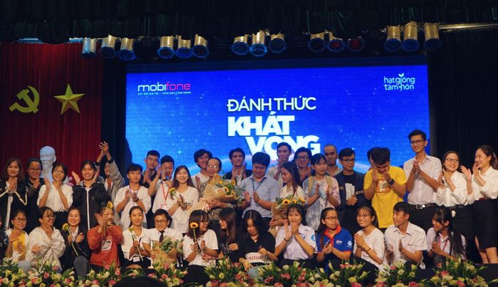 Với chương trình “Đánh thức khát vọng” tại 30 trường ở TPHCM, MobiFone kỳ góp thêm những công sức xây dựng đời sống xã hội thêm nhiều điều tốt đẹp