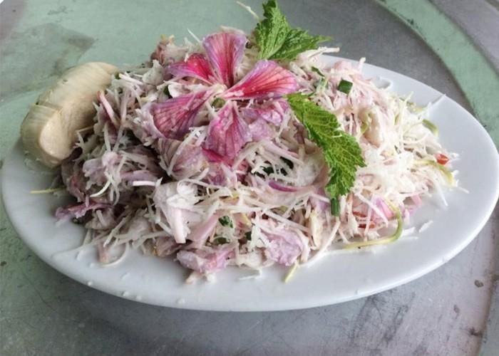 Ngoài hai nguyên liệu chính là hoa ban và măng thì món ăn này còn có thịt cá suối nướng tạo nên hương vị đặc trưng của núi rừng Tây Bắc. Khi thưởng thức món măng nộm hoa ban; du khách sẽ cảm nhận được sự hòa quyện của nhiều hương vị: chua, cay; mặn, ngọt, đắng, bùi mà không phải món ăn nào cũng có được.