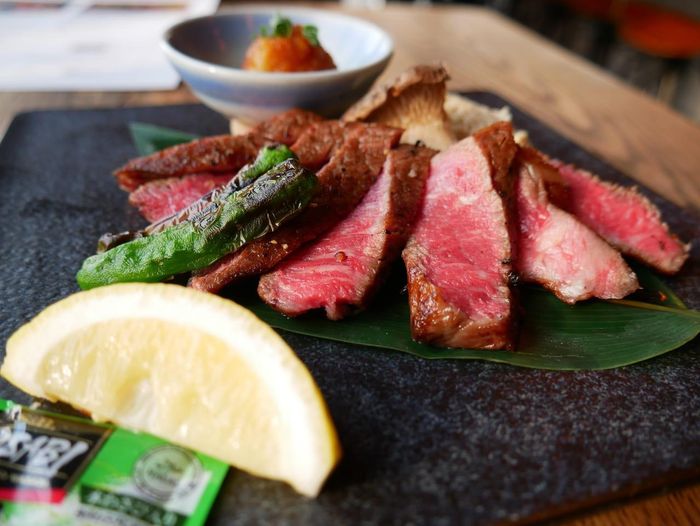 Chủ tịch của công ty, Naoki Takeshige, cho biết giá bán thịt bò Ozaki cao hơn khoảng 30% so với những loại wagyu khác mà ông đang phân phối.