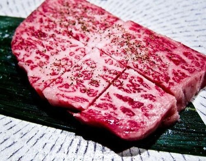 Được gọi là Ozaki (miếng thịt trong bánh), loại thịt bò thượng hạng có giá khoảng khoảng 45 USD/ounce (khoảng 1.045.000 đồng mỗi 30gr thịt). Tính ra 1kg thịt bò Ozaki sẽ có giá gần 35 triệu đồng.
