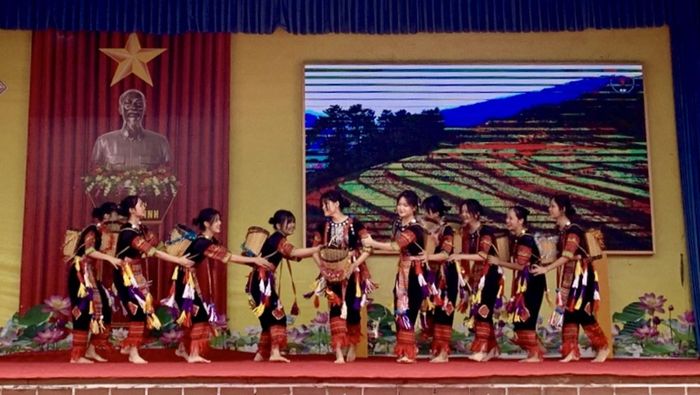 Thanh niên dân tộc thiểu số biểu diễn văn nghệ tại ngày hội Ảnh: PV