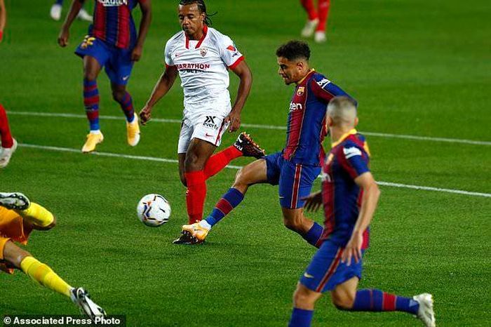 Coutinho gỡ hòa cho Barcelona ngay sau đó 2 phút