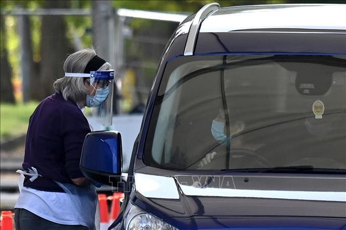 Nhân viên lấy mẫu xét nghiệm COVID-19 tại Edmonton, Bắc London, Anh. Ảnh: AFP/TTXVN