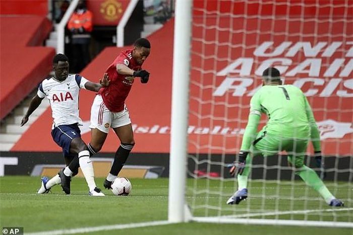 Martial đã khởi đầu trận đấu đẹp như mơ với 1 quả penalty.
