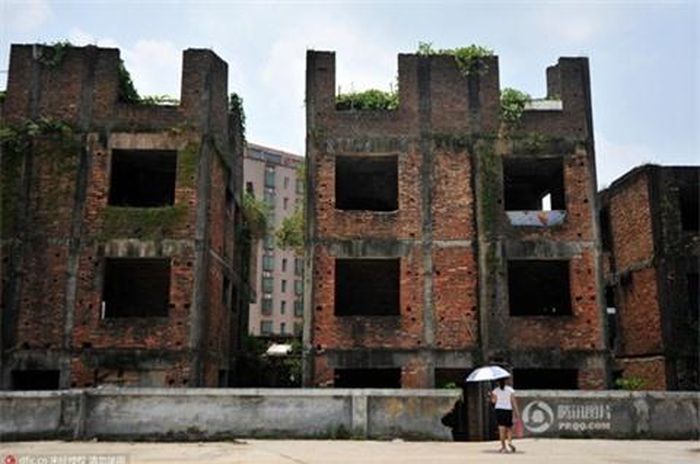 Nhiều bức tường gạch trơ gan cùng nắng mưa đang dần hư hỏng
