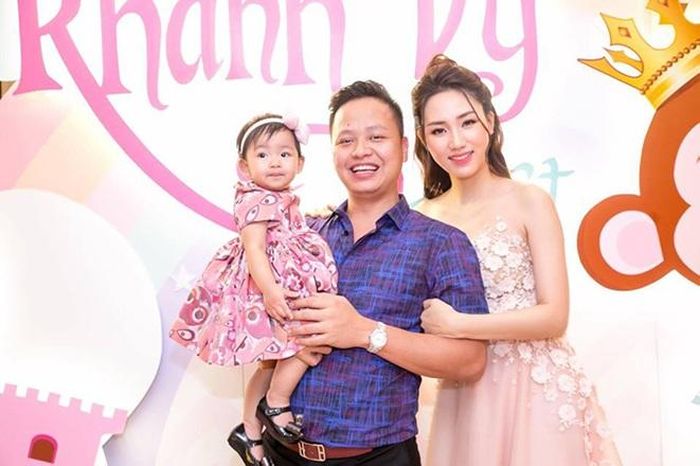 Xuất hiện cùng chồng và con gái là lúc cô nàng càng chưng diện cho bản thân hơn, ngoài chuyện ăn mặc cũng biết giữ cho mái tóc dài "hoa hậu" luôn suôn mượt, dễ dàng tạo kiểu cầu kỳ.