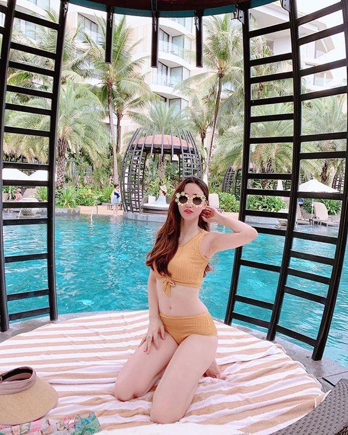 Đã làm mẹ bỉm thì không tránh được chuyện tăng vài chục ký sau sinh, tuy nhiên Ngô Trà My vẫn xuất sắc về dáng một cách nhanh chóng. Cô nàng tự tin khoe đường cong chữ S trong bộ bikini hai mảnh sành điệu.