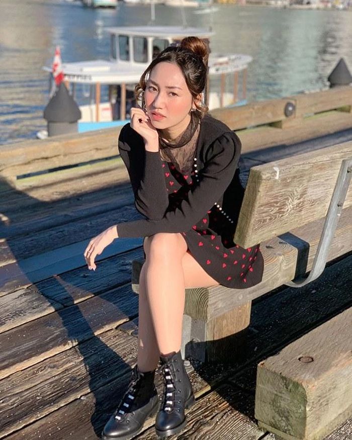Không chỉ chỉn chu trong việc chọn lựa các item khoác lên người, chăm sóc thật kỹ cơ thể từ sâu bên trong cũng là bí quyết giúp mẹ 1 con luôn trẻ trung như gái 20. Nước da trắng hồng, không tì vết trong shoot ảnh tự nhiên này là minh chứng rõ ràng cho chuyện giữ gìn nhan sắc của Trà My.