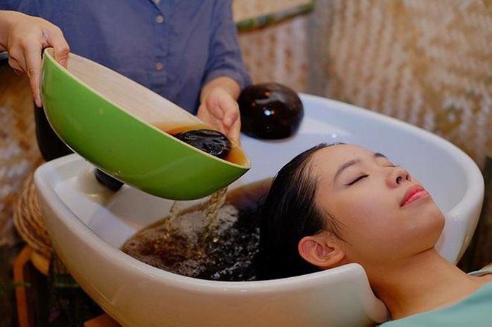 Một tuần chị em nên dành thời gian gội đầu thảo dược từ 1-2 lần.