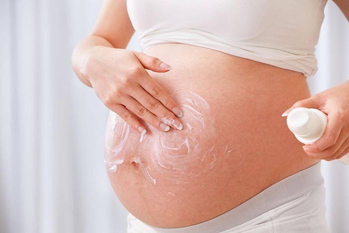 Chăm sóc da bụng từ khi đang mang thai cũng là một cách chống rạn da hiệu quả.