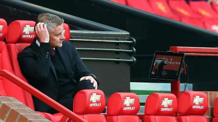 Solskjaer bất lực trên ghế huấn luyện.