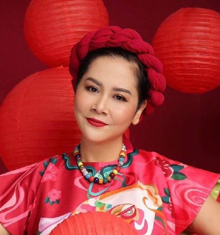 Chồng NSND Minh Hằng là một nhà toán học. Anh phải bỏ ra 8 năm theo đuổi mới được chị gật đầu đồng ý về chung nhà. Các con riêng của chồng NSND Minh Hằng đều rất thành đạt.