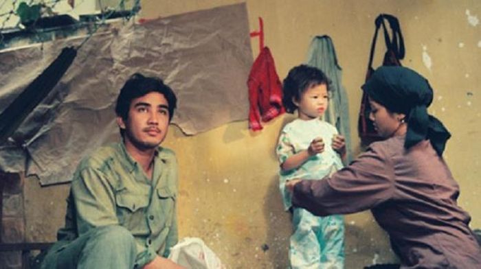 Trong phim "Người Hà Nội", Minh Hằng vào vai một phụ nữ dân tộc theo chồng (Quyền Linh đóng) về thành phố. Vì quá nghèo nên có lần chị phải đi ăn cắp đồ của người khác. Chồng chị biết được nên đánh cho một trận.
