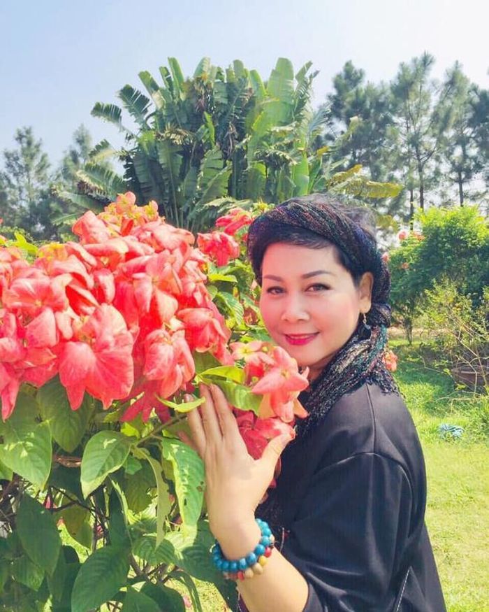 Trọn vẹn trong cả cuộc sống riêng lẫn sự nghiệp nên NSND Minh Hằng vẫn giữ được dáng vẻ xinh đẹp. Hiện tại, chị thỉnh thoảng vẫn đóng phim cho đỡ nhớ nghề.
