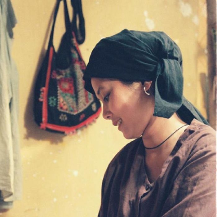 Minh Hằng kể kỷ niệm đóng phim với Quyền Linh: "Trong phim, có mấy lần nhân vật của tôi bị chồng đánh. Có lần, anh ta dùng thanh mía đang ăn dở vụt tối tăm mặt mũi. Cảnh này phải quay đi quay lại hai lần nên tôi bị đau. Kết thúc cảnh quay, Quyền Linh vứt que mía xuống và lật lưng tôi ngay trên đường Lý Nam Đế rồi rối rít nói: 'Ôi giời ơi em xin lỗi chị. Em xin lỗi chị!' Tôi về người tím bầm lại, ốm mất mấy ngày".
