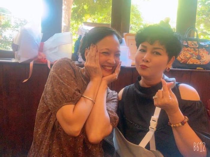 NSND Minh Hằng và NSND Lê Khanh. Họ là đồng nghiệp tại Nhà hát Tuổi trẻ.