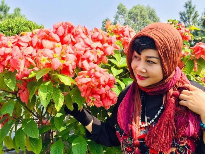 Hiện tại, NSND Minh Hằng đã nghỉ hưu. Chị có cuộc sống viên mãn bên người chồng thứ hai và các con riêng của chồng.