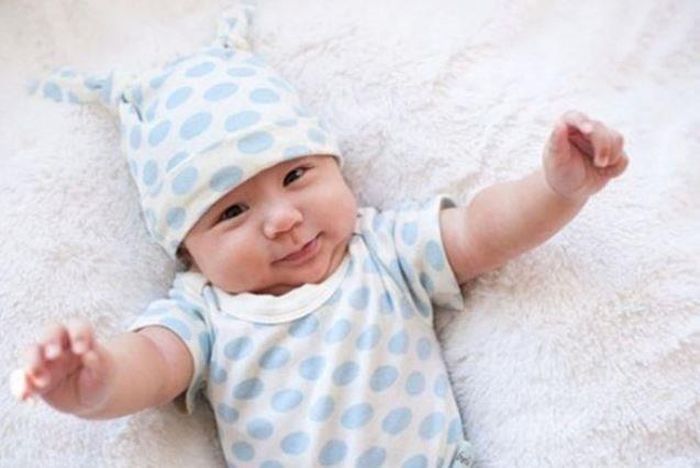 Áo quần với chất liệu mềm mại, thoáng mát và thấm hút tốt sẽ giúp bảo làn da mỏng manh của bé trong thời kỳ sơ sinh. Nguồn: Internet