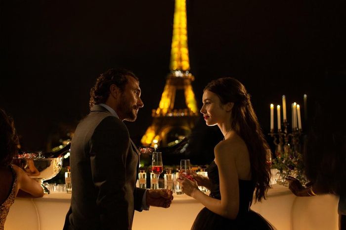  Chuỗi ngày ở Paris của Emily đánh dấu bằng những cuộc gặp gỡ với các mẫu đàn ông khác nhau. Ảnh: Netflix. 