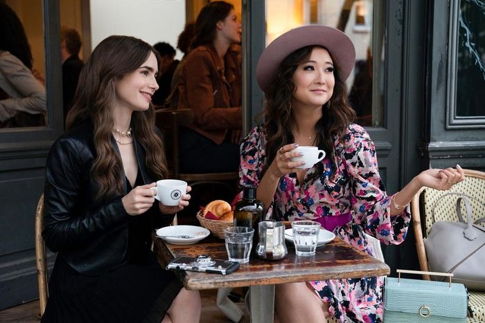  Emily in Paris thu hút hút khán giả bằng những bộ trang phục kiểu cách. Ảnh: Netflix. 