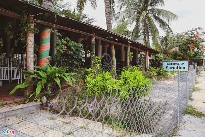  Đi dọc con đường Nguyễn Đình Chiểu - Huỳnh Thúc Kháng, không khó để bắt gặp cảnh những hàng rào dài 10-30 m bao quanh các resort, khách sạn không hoạt động. 