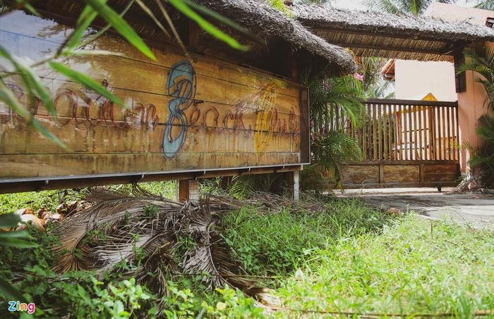  Biển hiệu nhà hàng Paradise Beach Club nằm trong Coco Beach cũng bị bỏ mặc khi resort này đã tạm dừng hoạt động từ đợt dịch Covid-19 đầu tiên. 