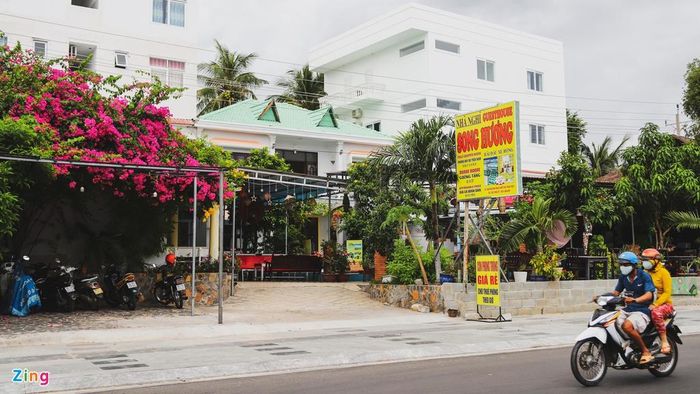  Nói với Zing, đại diện khách sạn Song Hương cho biết chỉ phục vụ 1-2 phòng trong tổng công suất 50 phòng vào các ngày cuối tuần. Điều này buộc doanh nghiệp phải đóng cửa nhà hàng bên cạnh và cho thuê lại mặt bằng. Tuy nhiên, trong bối cảnh vắng khách du lịch và chi tiêu người dân không còn như trước, từ đầu năm đến nay đơn vị vẫn chưa tìm được người thuê lại mặt bằng. 