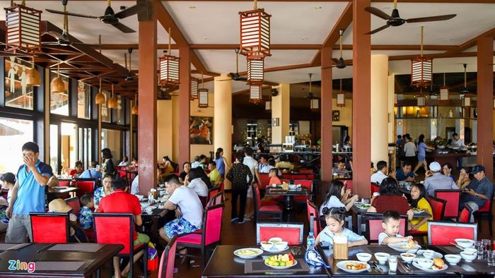  Thực tế, khoảng 2-3 resort như Seahorse, Terracotta, Làng Tre... vẫn thu hút một lượng khách khá lớn nghỉ vào cuối tuần. Trao đổi với Zing, ông Trần Anh Thi, Giám đốc điều hành Seahorse Resort, cho biết cơ sở gần như kín phòng trong tháng 10. Trước đó, hồi tháng 7, tỷ lệ lấp đầy tại đây cũng lên đến 87%. 