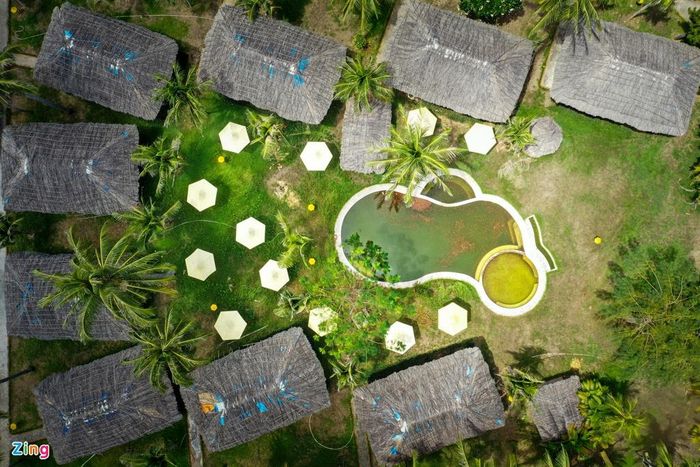  Bên trong khuôn viên resort, hồ bơi đọng đầy nước mưa, bắt đầu phủ rêu xanh, cỏ cây mọc um tùm. 