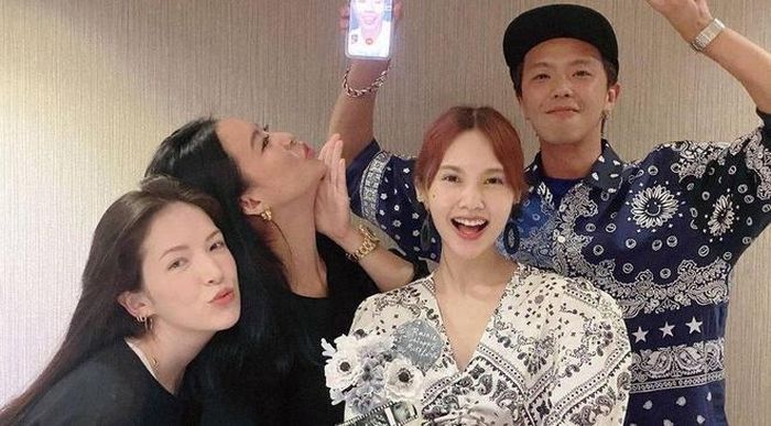  Dương Thừa Lâm, Hứa Vỹ Ninh là những người bạn nghệ sĩ thân thiết với Hoàng Hồng Thăng. 
