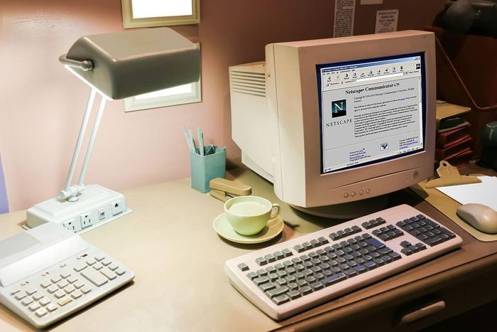 Sự ra đời của Internet (còn gọi là World Wide Web) vào năm 1990 đã thay đổi cuộc sống mọi người khi mang đến nguồn thông tin gần như vô hạn trong mọi lĩnh vực. Internet còn thay đổi cách chúng ta giao tiếp khi cung cấp dịch vụ nhắn tin, gọi điện từ khắp nơi trên thế giới.