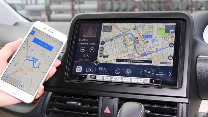 Hệ thống định vị toàn cầu (GPS) ban đầu được phát triển để sử dụng trong Quân đội Mỹ trước khi trở thành công nghệ thương mại trên toàn thế giới. Những thiết bị GPS đầu tiên cho người dùng đã xuất hiện từ đầu thập niên 1990, chủ yếu dùng để điều hướng trong ôtô. Vào những năm 2000, sự phổ biến của thiết bị di động, các dịch vụ điều hướng như Google Maps đã giúp GPS trở thành công nghệ quen thuộc với mọi người.