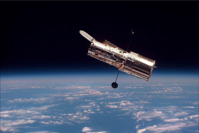 Kính viễn vọng Hubble được Cơ quan Hàng không Vũ trụ Mỹ (NASA) phóng lên không gian bằng tàu con thoi Discovery vào ngày 24/4/1990. Đây được xem là bước tiến quan trọng của lĩnh vực thiên văn học khi Hubble giúp nhân loại quan sát vũ trụ bao la một cách chi tiết và rõ nét hơn.