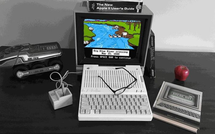 Máy tính cá nhân (PC) là một trong những phát minh công nghệ quan trọng nhất của thế kỷ 20. Theo Popular Mechanics, chiếc máy tính đa năng đầu tiên là một cỗ máy khổng lồ tạo ra năm 1947 với cân nặng 30 tấn. Đến thập niên 1970, những chiếc máy tính cá nhân tiêu dùng mới thực sự ra đời với kích thước nhỏ gọn, phục vụ xử lý văn bản hay viết chương trình. Với sự bùng nổ của Internet, máy tính cá nhân đã trở thành công nghệ cách mạng của thế giới.