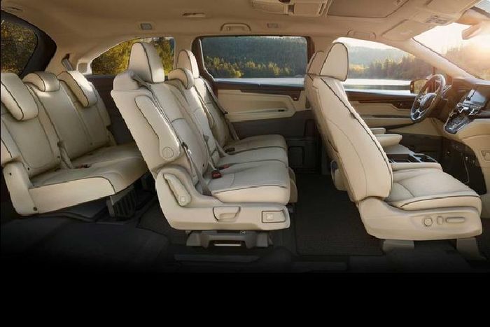 Để mang đến cảm giác mới mẻ cho nội thất, hãng Honda đã cải tiến mặt táp-lô với thiết kế 3 tầng. Nằm độc lập trên mặt táp-lô này là màn hình thông tin giải trí nằm độc lập với kích thước lớn hơn trước. Màn hình này do Gathers - thương hiệu sản xuất hệ thống thông tin giải trí của riêng hãng Honda tại thị trường Nhật Bản - thiết kế.