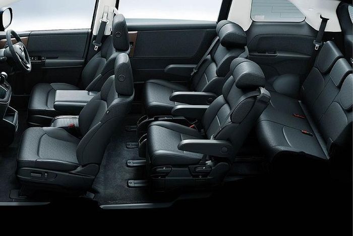 Trái ngược với đầu xe, phần sườn xe của Honda Odyssey 2021 không có gì thay đổi về thiết kế. Bù lại, hãng Honda đã bổ sung một tính năng mới cho cửa trượt của mẫu MPV cao cấp này. Theo đó, cửa trượt chỉnh điện của Honda Odyssey 2021 có thể mở bằng cách vuốt tay gần dải đèn LED màu xanh dương. Tính năng này hứa hẹn mang đến cảm giác tiện nghi và sang trọng hơn cho mẫu MPV Nhật Bản.
