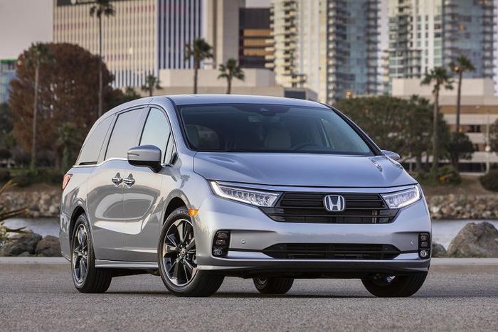 Hiện thông tin về động cơ của Honda Odyssey 2021 tại thị trường Nhật Bản vẫn chưa được công bố cụ thể. Chỉ biết rằng, xe sẽ sử dụng động cơ xăng i-VTEC 4 xi-lanh, hút khí tự nhiên, dung tích 2,4 lít, sản sinh công suất tối đa 173 mã lực và mô-men xoắn cực đại 225 Nm. Tùy chọn động cơ thứ hai là hệ truyền động hybrid với 2 mô-tơ điện mang tên e:HEV.