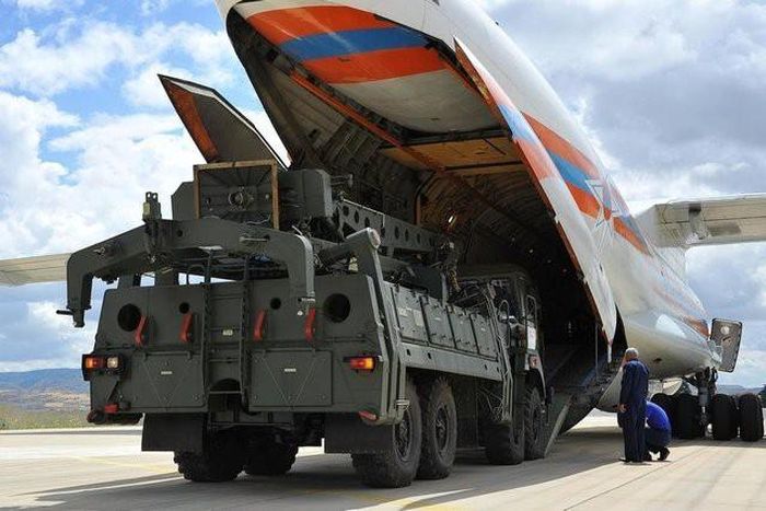 Thổ Nhĩ Kỳ và Nga đã ký một thỏa thuận 2,5 tỷ USD để chuyển giao S-400 cho Ankara vào tháng 12 năm 2017. Thổ Nhĩ Kỳ đã nhận được lô hệ thống phòng không đầu tiên vào tháng 7 năm 2019. Đến năm 2020, bốn tiểu đoàn gồm 36 bệ phóng, radar đi kèm và hơn 192 tên lửa đất-đối-không đã được chuyển giao.